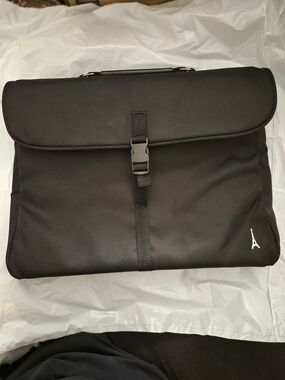 Travelpro Men's/Women's Black Briefcase Messenger Bag.  Limited Eiffel Edition.